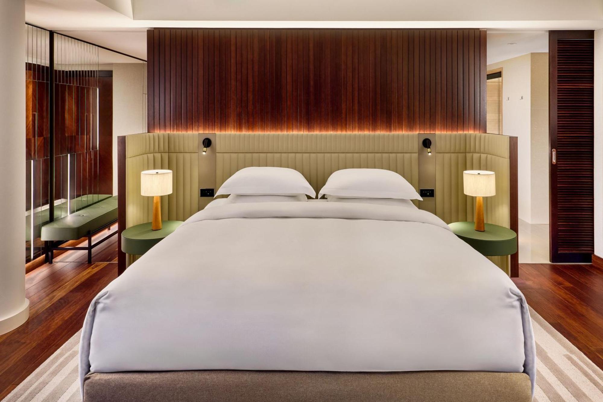Jw Marriott Hotel Frankfurt Frankfurt am Main Exterior photo A bedroom at the hotel