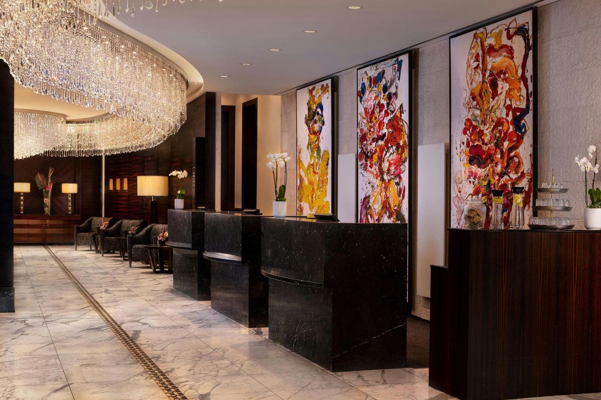 Jw Marriott Hotel Frankfurt Frankfurt am Main Exterior photo The lobby of the Four Seasons Hotel