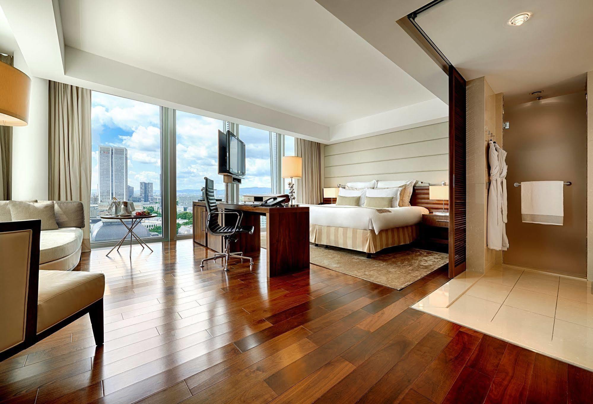 Jw Marriott Hotel Frankfurt Frankfurt am Main Exterior photo A suite at the hotel